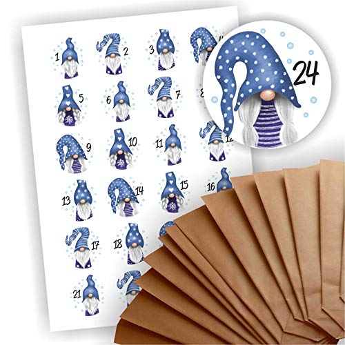 Adventskalender zum Befüllen 24 braune Geschenktüten Kraftpapiertüten + 24 weihnachtliche Aufkleber Papiertüte DIY Wichtel blaue Mütze von Play-Too