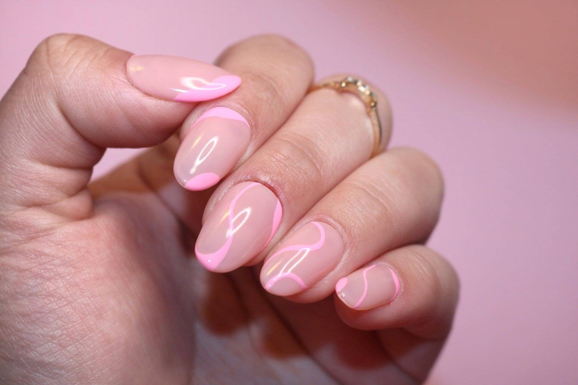 Gewelltes Baby | Rosa Gewellte Abstrakte Nägel Frühlingsnägel Pink Swirl Gel X von PolishedbyTeresa