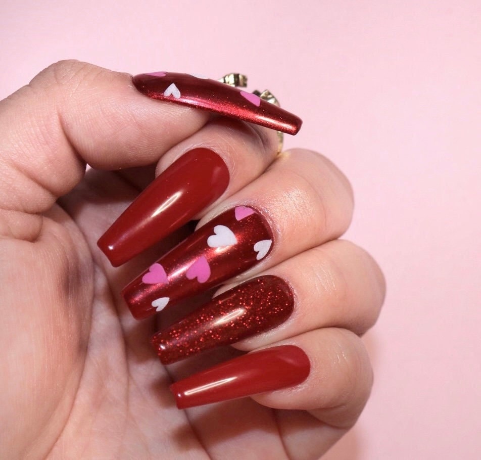 In Liebe | Rote Valentinstag Nägel Herzen Aus Samt Und Chrom Rot Gel X von PolishedbyTeresa