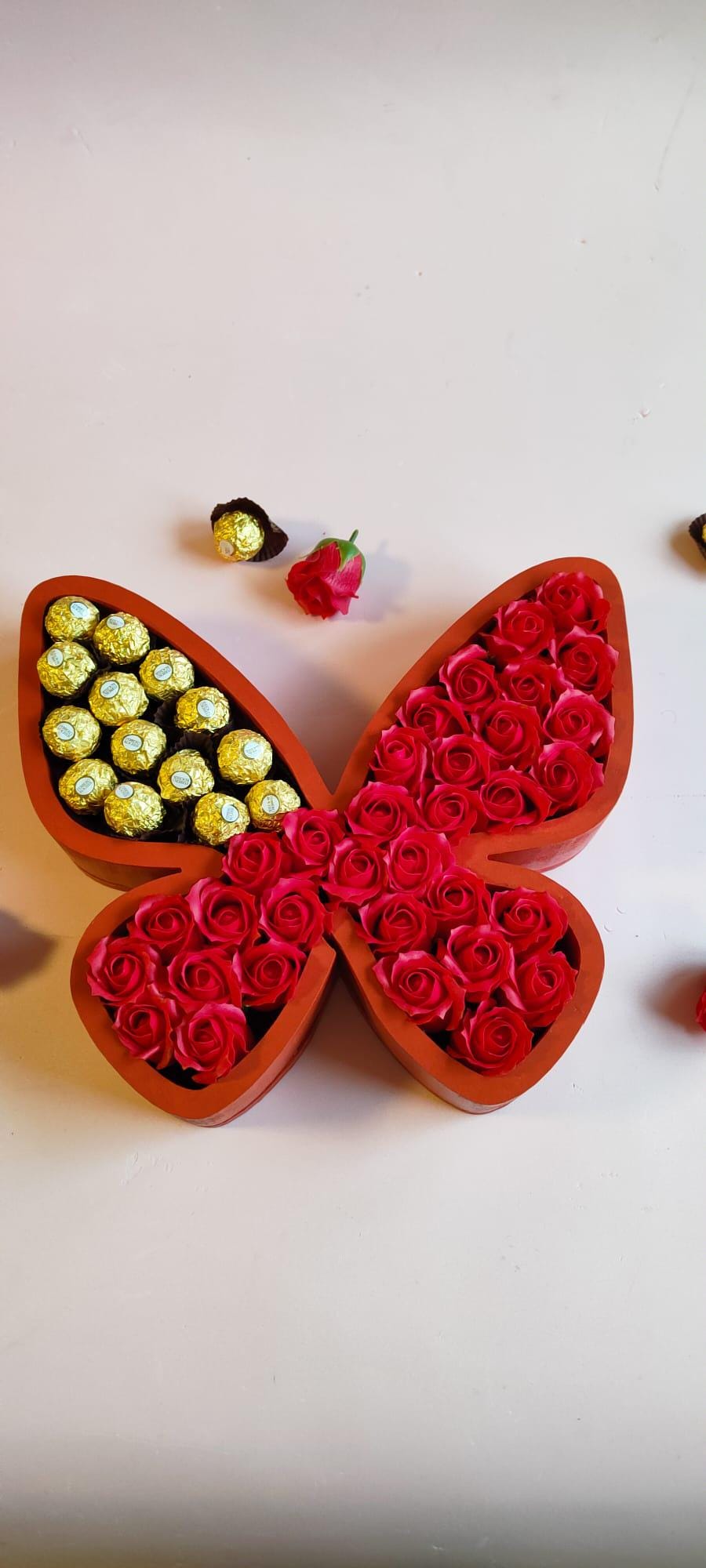 Elegante Geschenkschachtel Mit Seifenrosen in Schmetterlingsform - Perfektes Geschenk Zum Geburtstag Und Valentinstag von PresentOks