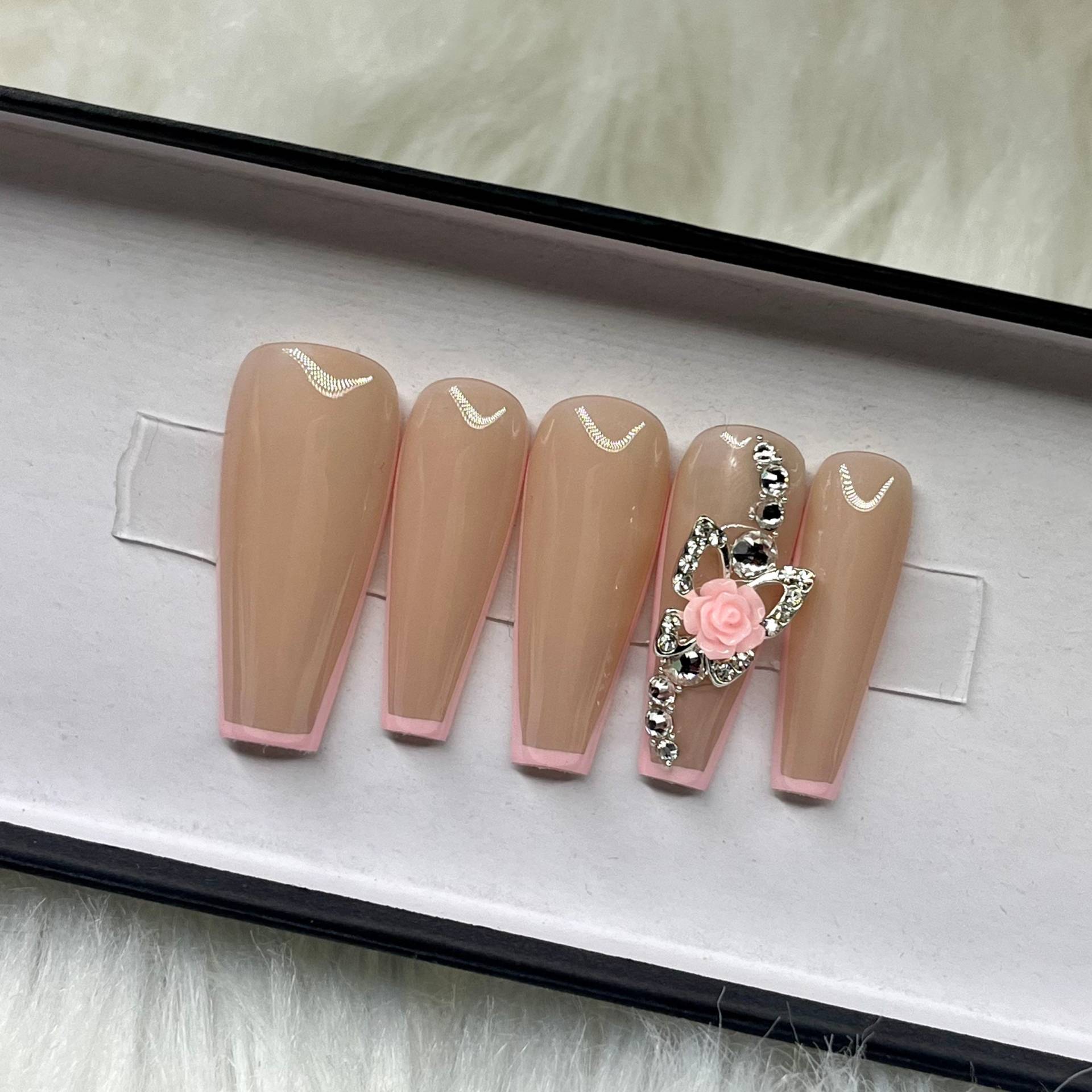 Süße Erbsen | Rosa Umriss Schmetterling Charm & Swarovski Nageldruck Set von PressLabCo