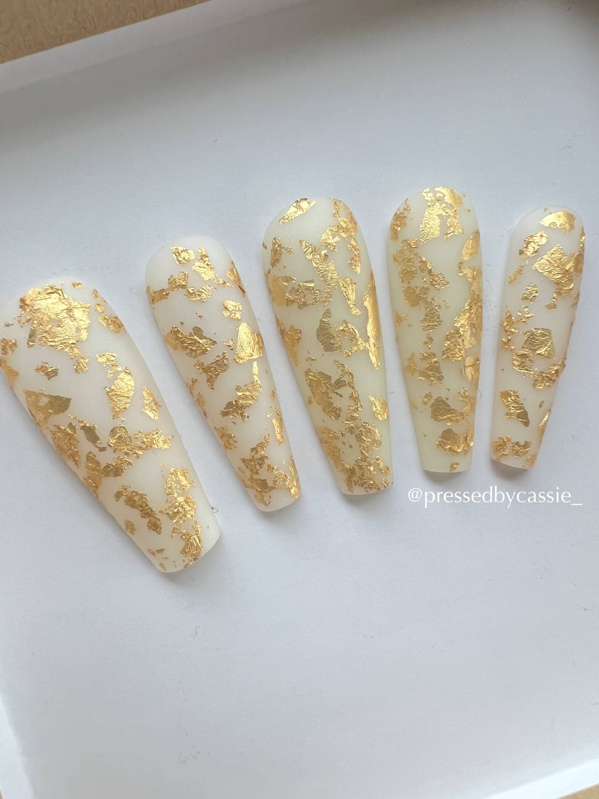 Matte Goldfolie Drücken Sie Auf Die Nägel von PressedByCassiee