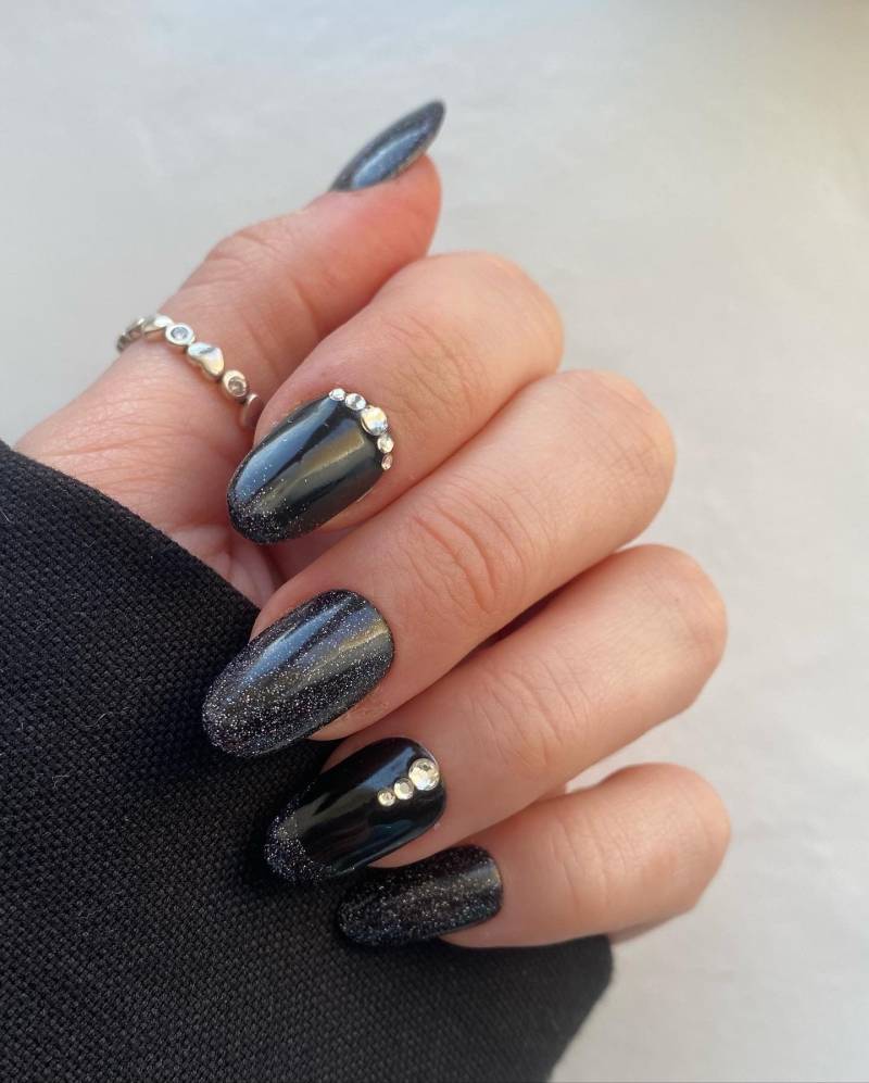 Leichte Reflektierende Schwarze Funkelnde Handbemalte Wiederverwendbare Nagelpresse - 10Er Set Auf Bestellung von PrettyPressOnsX