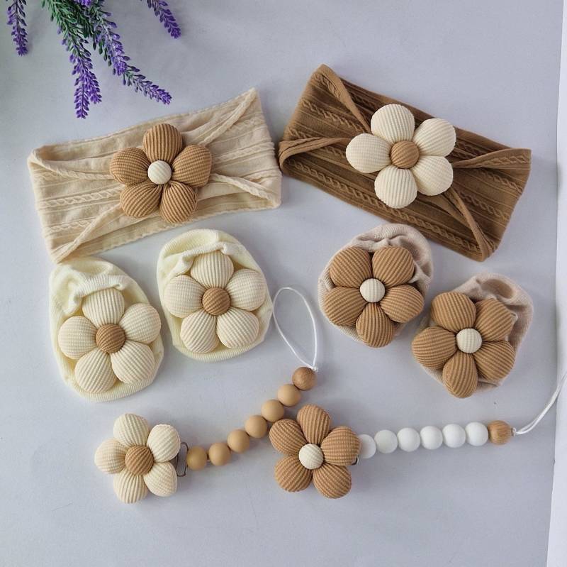 Baby Soft Headband Pacifier Chain Sock 3 Piece Set Newborn Set Birth Gift Hairband/Newborn Gifts von PrimaLaden