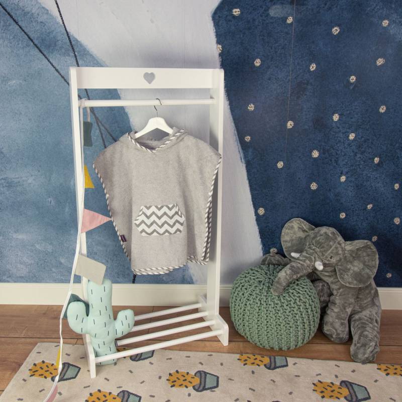 Puckdaddy Bade Poncho Svea 57x84cm Baby Mit Kapuze Chevron Muster in Grau von PuckdaddyShop