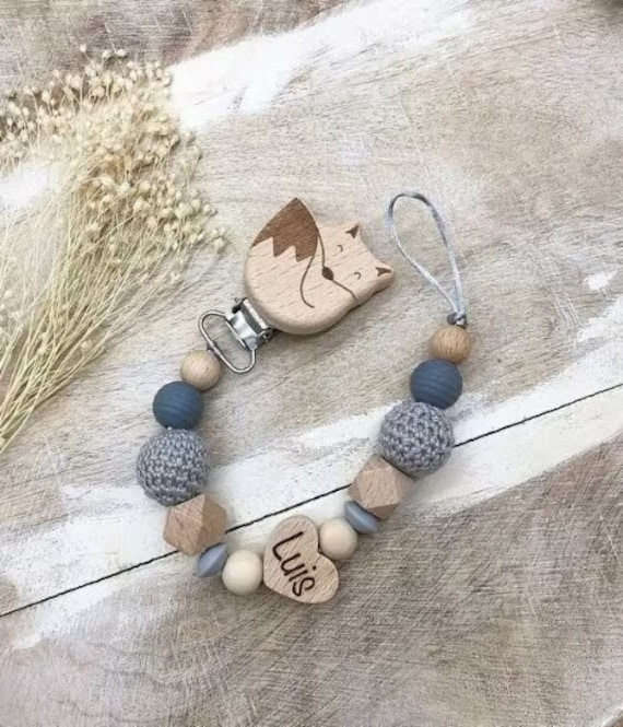 Schnullerkette Personalisiert Graviert Grau Verschiedene Schriftarten von PureDesignBabyHerz