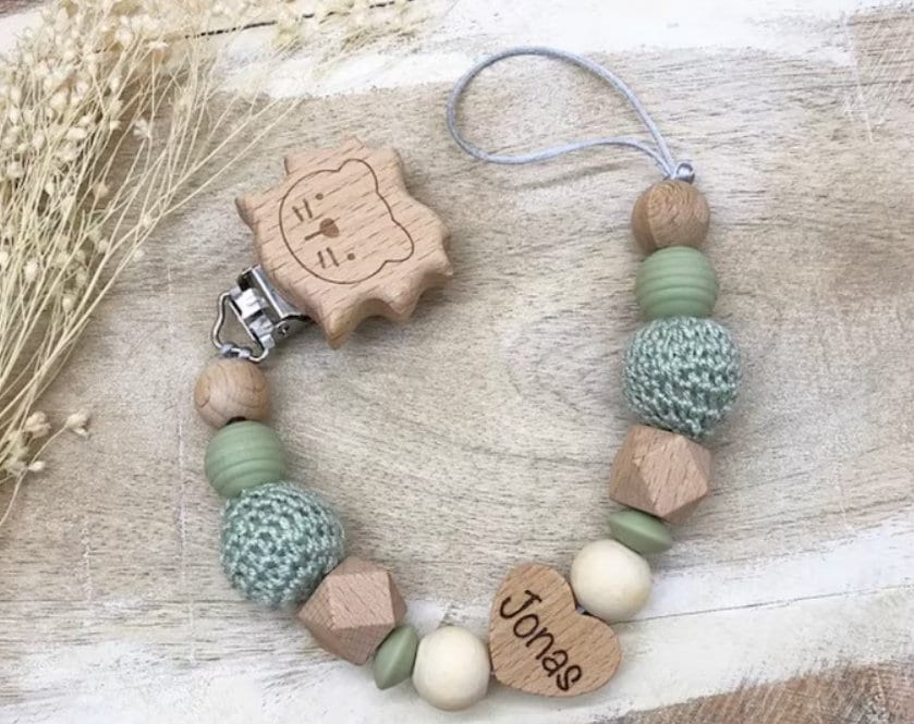 Schnullerkette Personalisiert Graviert Löwe Verschiedene Schriftarten von PureDesignBabyHerz