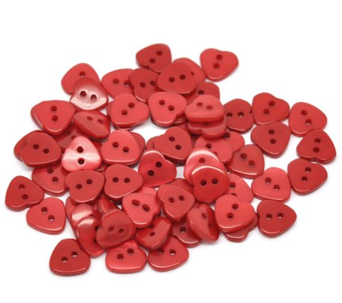 50 herzförmige Kunstharz-Knöpfe zum Aufnähen, 11 mm x 12 mm. Für Bekleidung, Stricken, Kunst und Handarbeit., plastik, rot, 12 mm von QPSupplies