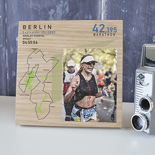 Berliner Marathon Bilderrahmen personalisiert - Lauffoto gedruckt auf Holz - Geschenk für Läufer - Custom Oak Bilderrahmen für Sportler von Qthrone