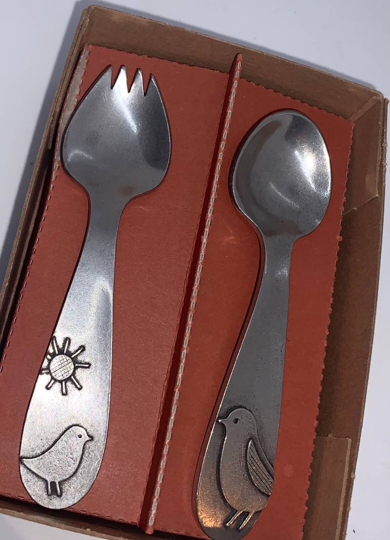 Bienenkorb Baby Spork Und Futterlöffel, Niedliches Vogel-Sonnen-Motiv, Neu in Box, Hergestellt Den Usa, Bienenkorb-Küchengeschirr, Zinn von QuiltsAndTreasuresJ