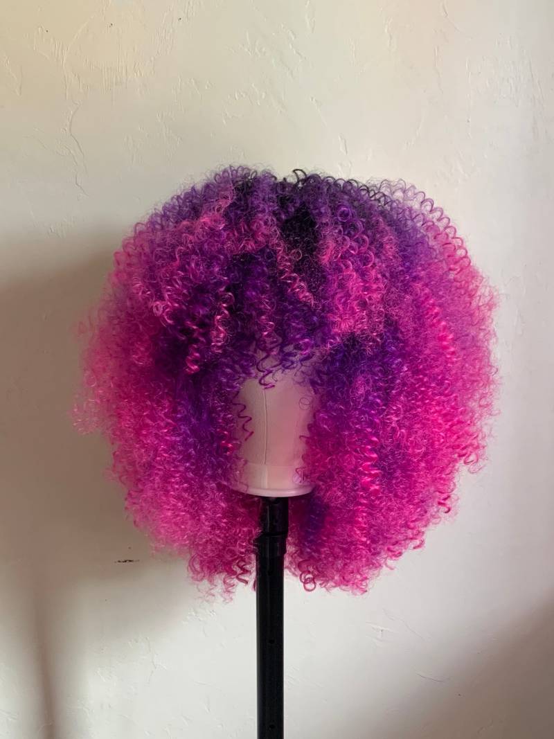 Rosa Ombre-Perücke | Lockige Perücke Afro Lila Ombre Mit Pony Gehäkelte von RaLexiBeauty