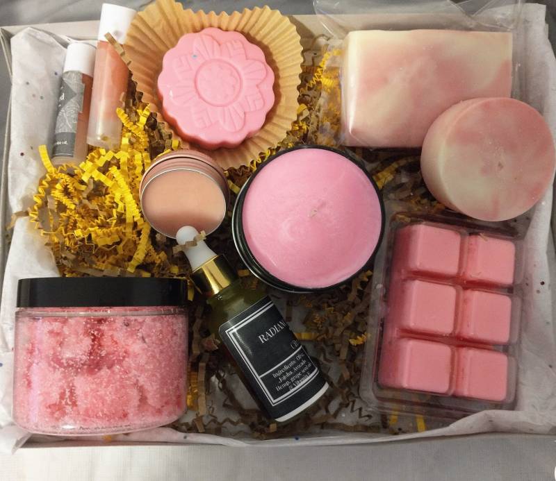 Spa-Set Enthält Soja-Duftkerzenwachs Melts, Körperpeeling, Lippenbalsam/-Röhrchen, Shampoo Bar, Seife, Körperöl, Badebombe, Körperbutter von Radiancescents