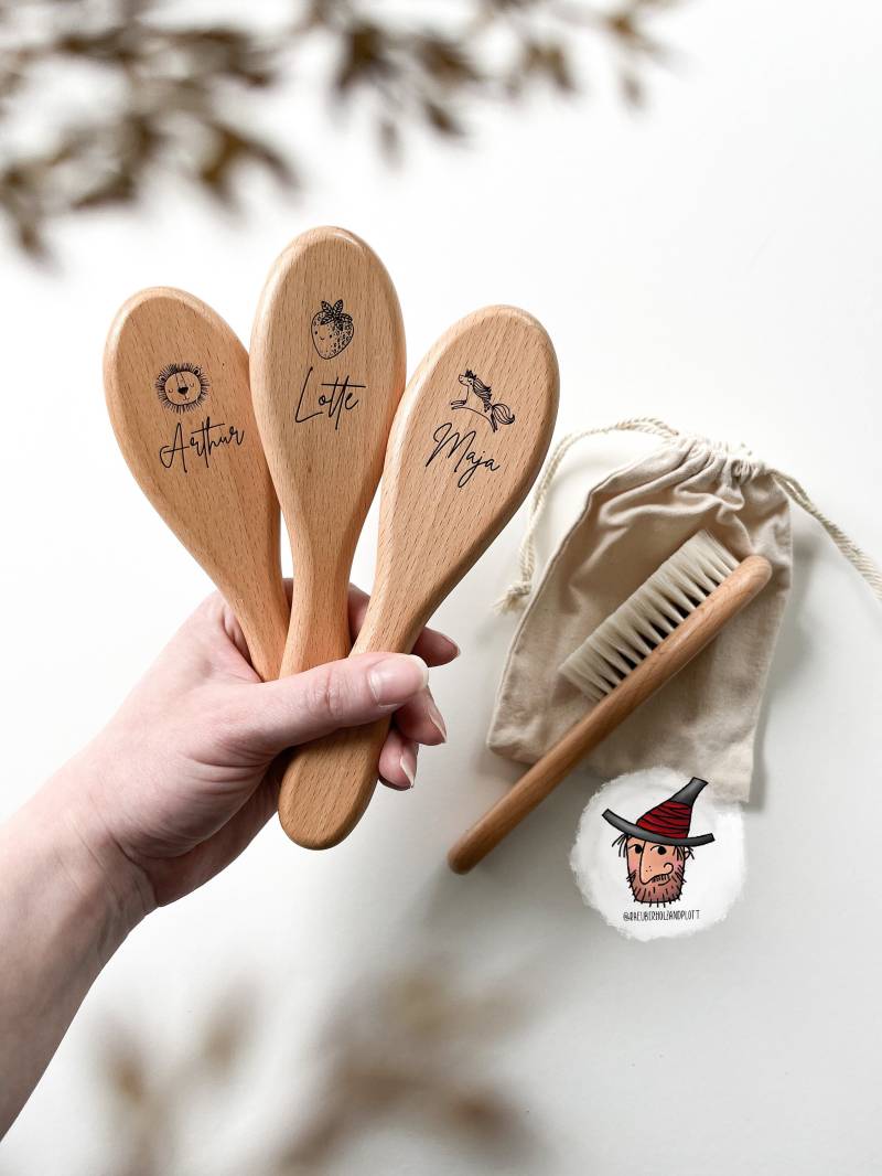 Babyhaarbürste Mit Staubbeutel | Motiv Name Personalisiert Geschenk Zur Geburt von RaeuberHolzandplott