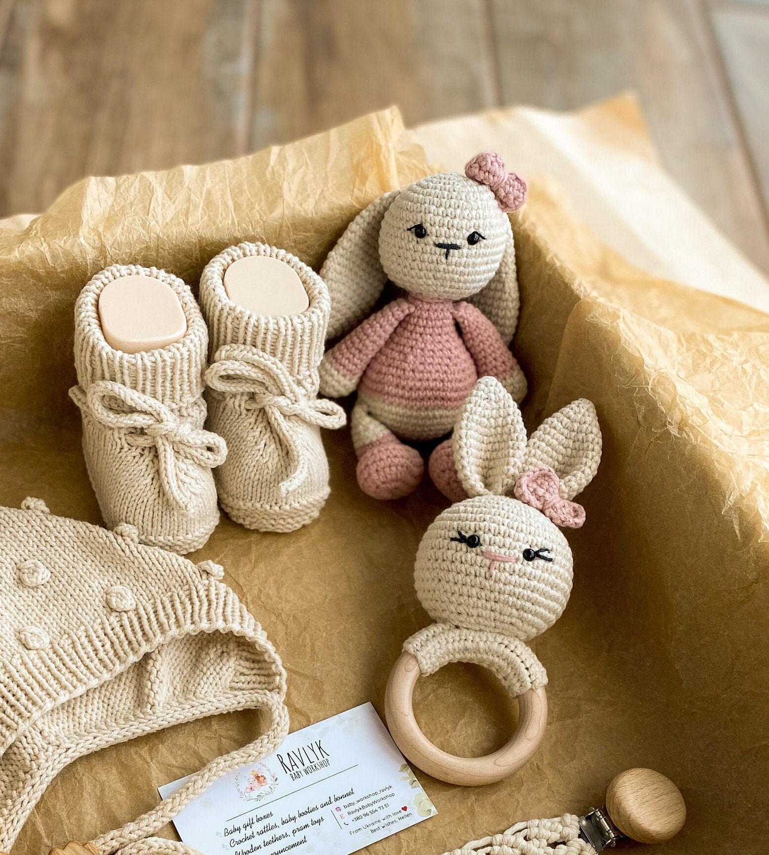 Baby Geschenkkorb Für Schwangere Schwester Mit Glückwünsche Hase Stofftier Neue Eltern Erwarten Offenbaren Willkommen Geschenkbox von RavlykBabyWorkshop