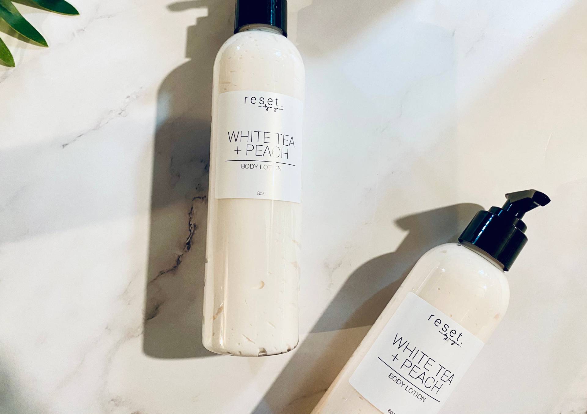 White Tea + Peach Body Lotion von ResetByMegan