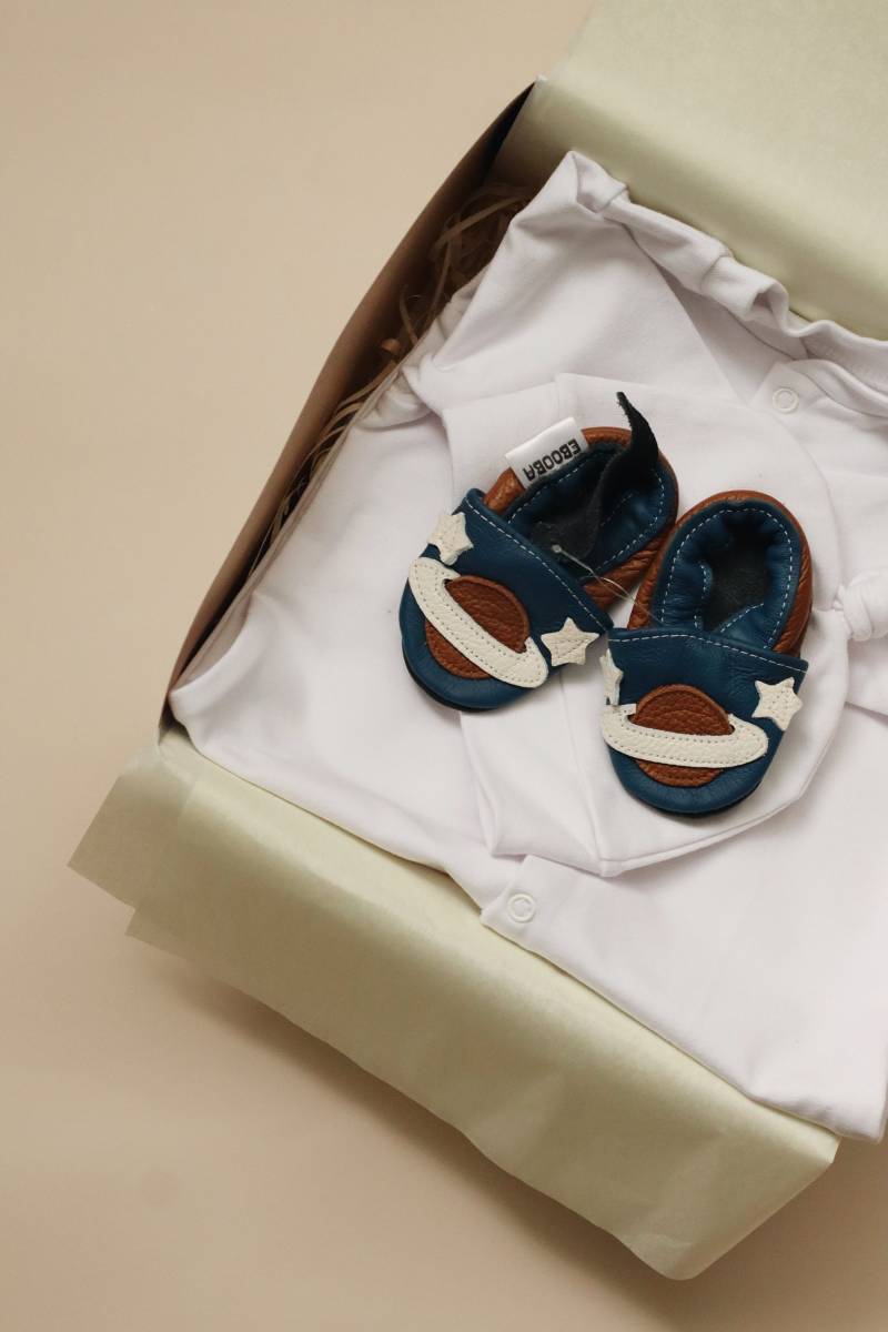 Baby Shower Geschenk - Werdende Mama Geschenkbox Gender Neutral Space Schuhe Unisex Junge Mädchen von RipkaStore