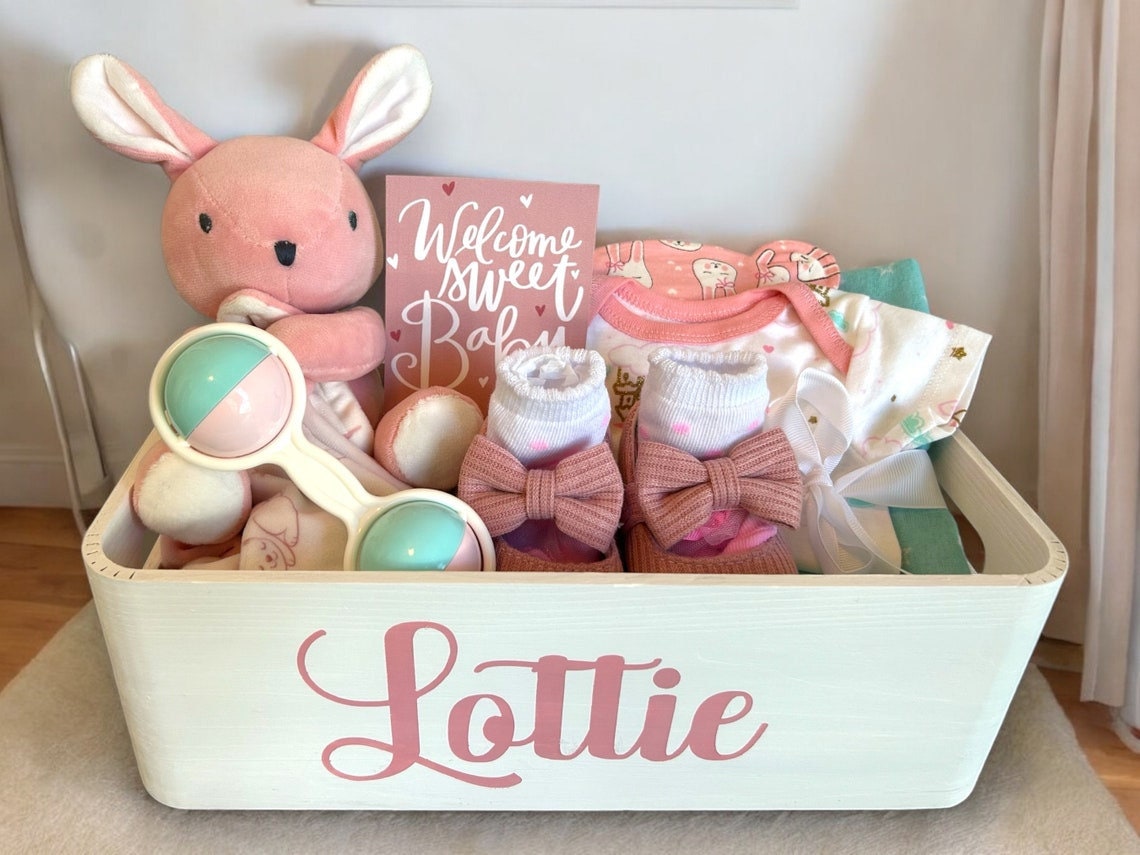 Mädchen Willkommen Baby-Geschenk-Box, Baby Girl Care Paket, Personalisierte Hamper, Neugeborene Geschenk-Box, Geschenk-Set von RobinsNestNC