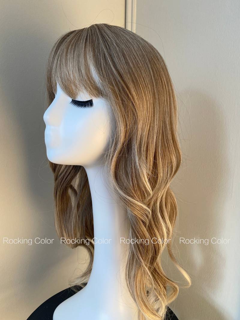 Aschblonde Gewellte Perücke Mit Pony/24 Zoll Langer Ash Blone Fringe-Perücke. Kostenlose Perückenhaube von RockingColour