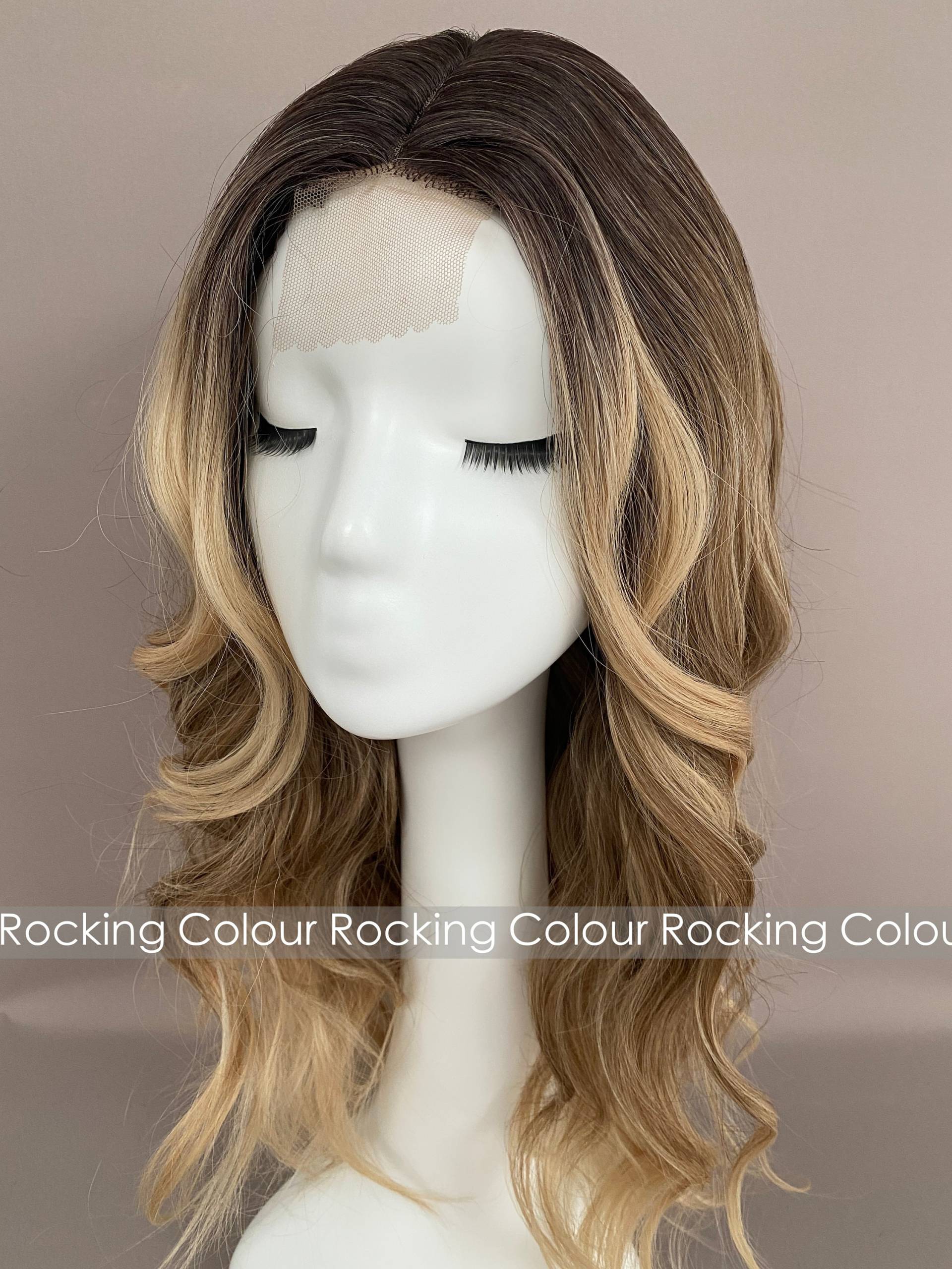 Goldene Blonde Ombre Kleine Spitze Vorne Gewellte Perücke/24-Zoll Lange Dunkle Wurzel Goldene Perücke. Gratis Perückenkappe von RockingColour