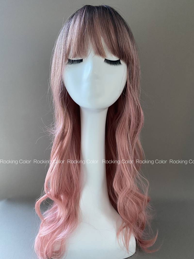 Hellrosa Ombre Gewellte Perücke Mit Pony/26-Zoll-Dark Root Light Pink Curly Fringe Perücke. Kostenlose Perückenhaube von RockingColour