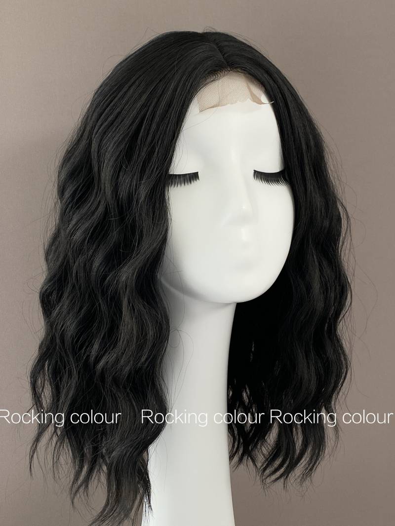 Lace Front Black Wavy Perücke, 14-Zoll Schulter-Länge Perücke. Gratis Perückenkappe von RockingColour