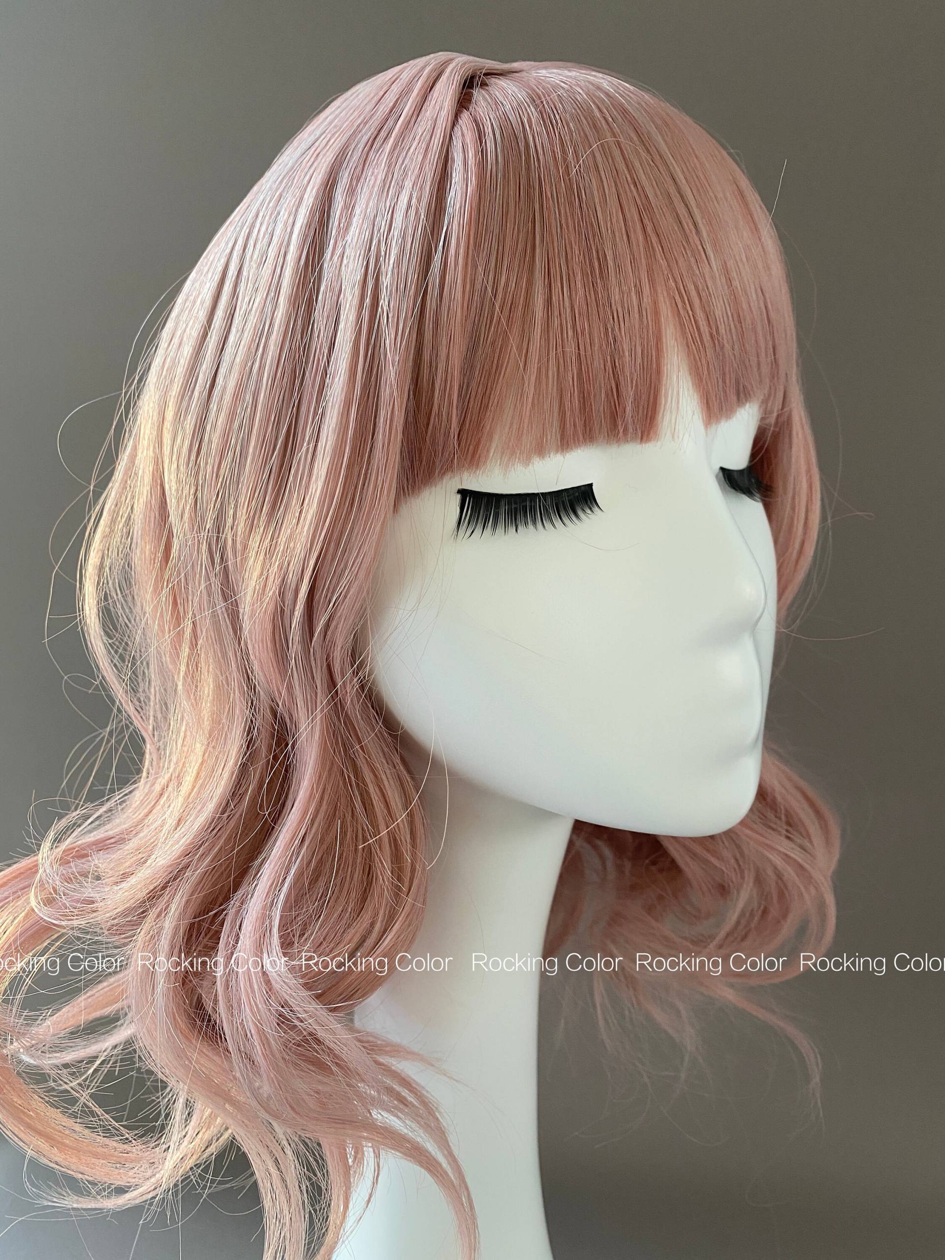 Light Pink Wavy Bob Perücke Mit Pony. 14-Zoll Schulter-Länge Perücke. Gratis Perückenkappe von RockingColour