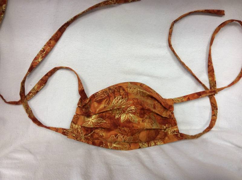 Gesichtsmaske Mit Filtertasche Waschbar Made in Usa Nasendraht Herbst Orange Blätter Print von RollingRiverAntiques