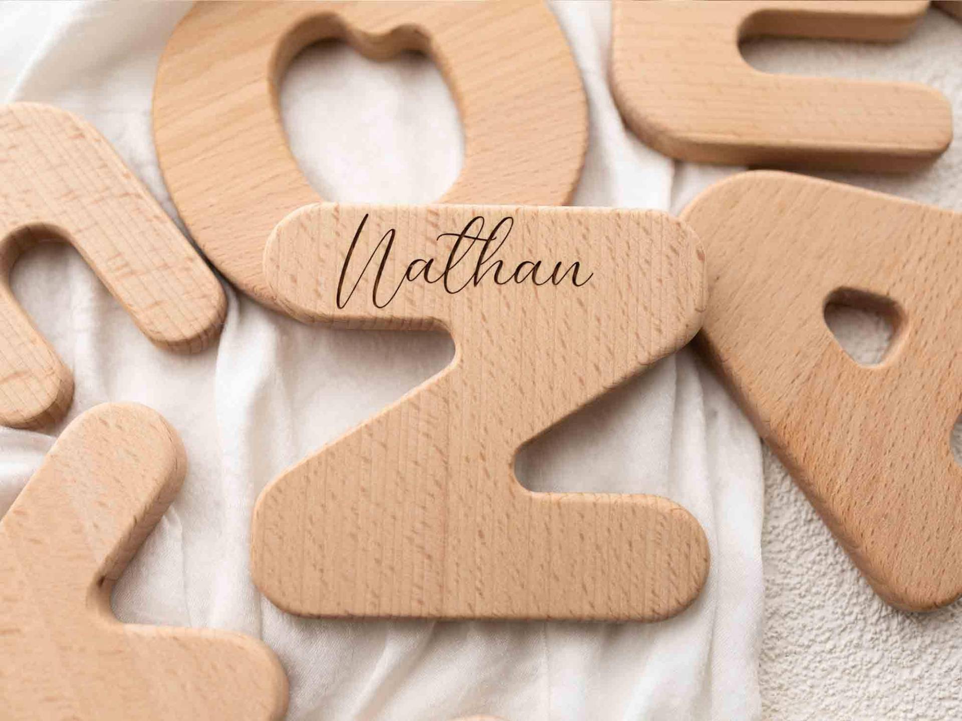 Alphabet Buchstaben Greifling | Buchstabe Beißring Holzspielzeug Personalisiert Name Eingraviert Holzbuchstabe Neugeborenen Geschenk von Rosanbella