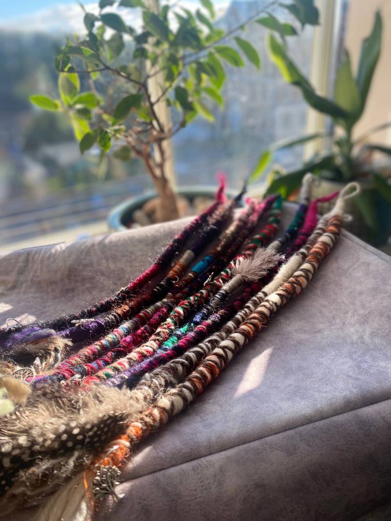 Boho Haarband, Bunte Wolle Dreadlock Mit Federn Und Anhänger von RosielocksStudio