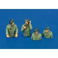 British tank crew-3/2 fig, - WWII von Royal Model