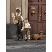 Civilian man with children-WWII von Royal Model