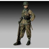 German soldier with rifle von Royal Model