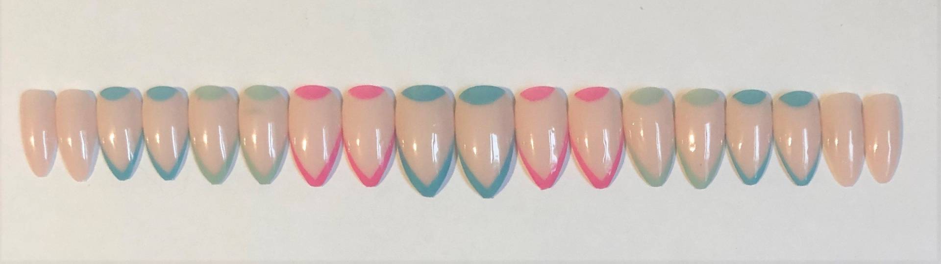 Pink Mit Regenbogen Spitzen Press-On Nagel Set - Kurze Stiletto | Größe 0-8 von RuthlessNailDesigns