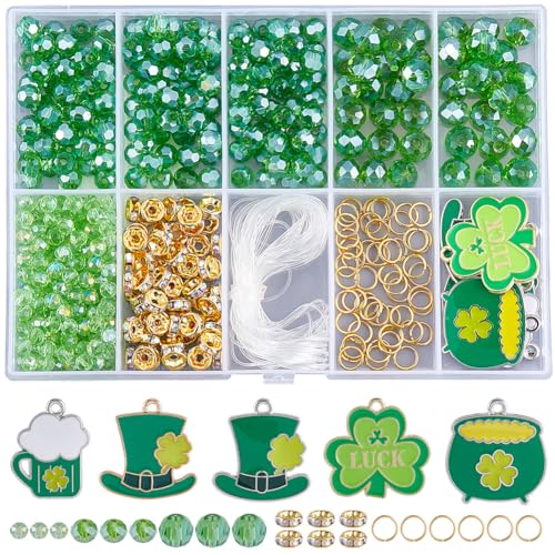 SOFPLATE 1 Box Mit 550 Stück St. Patricks Day Perlenset Aus Grünen Kristallen. Armband Bastelset Aus Glasperlen Mit Glücksbringern Mit Irischem Motiv Zur Schmuckherstellung. Perlensortiment Zubehör DI von SOFPLATE