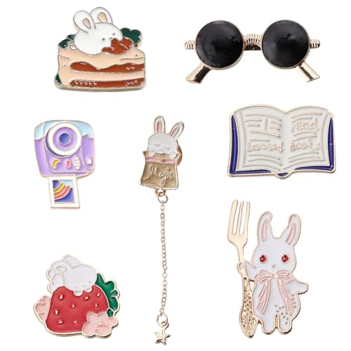 SUNNYCLUE 1 Box 7Stück 7Stile Hasennadeln Emaille Broschen Cartoon Brosche Pins Katze Erdbeere Hase Brille Buchnadel Für Rucksack Kleidung Abzeichen Hüte Taschen Schals Frauen Deko Accessoires Zubehör von SUNNYCLUE