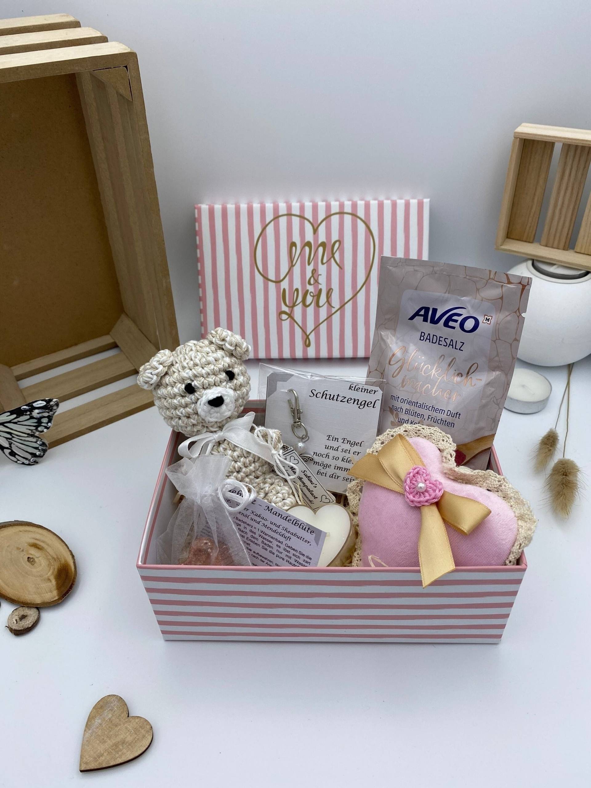 Geschenkbox - Geschenkset Mit Handgemachtem Teddybär Und Weiteren Tollen Produkten von SabinesMaschenpalast