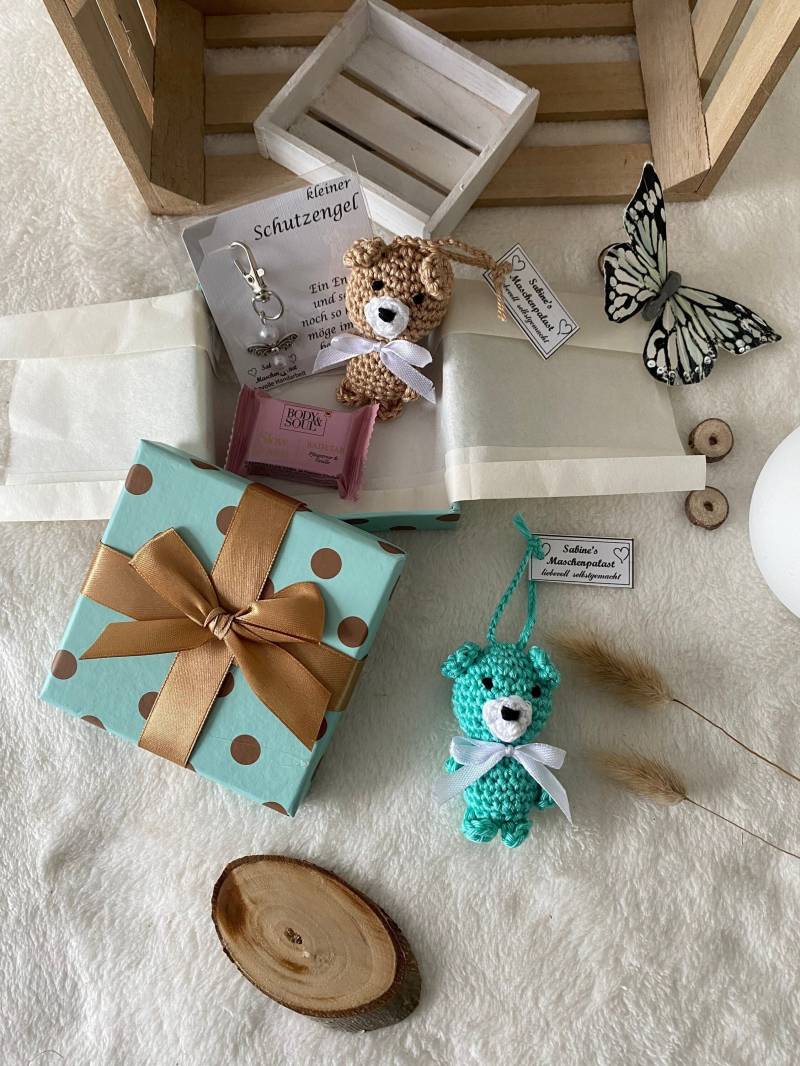 Geschenkbox Glück - Handgemachter Teddybär, Schutzengel Und Badetab von SabinesMaschenpalast