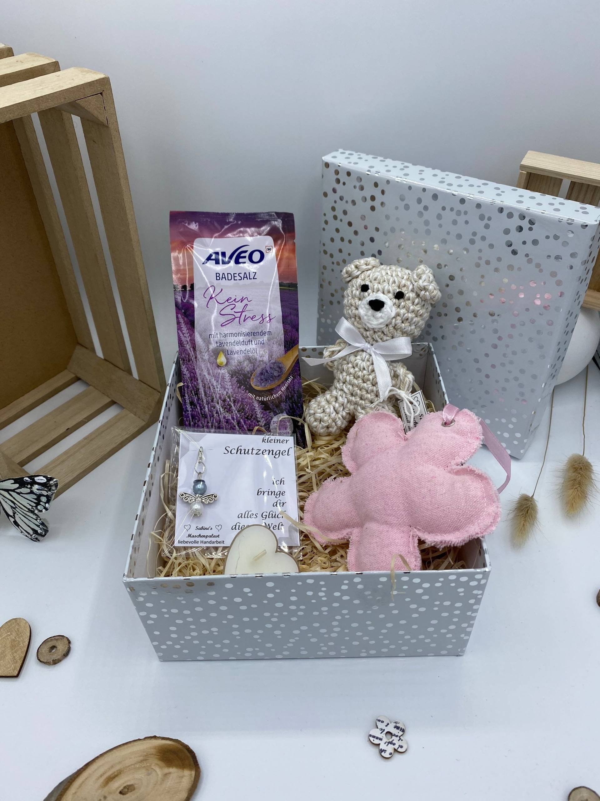 Geschenkset Mit Teddybär Schutzengel Badesalz, Kerze Und Blume Zum Aufhängen von SabinesMaschenpalast