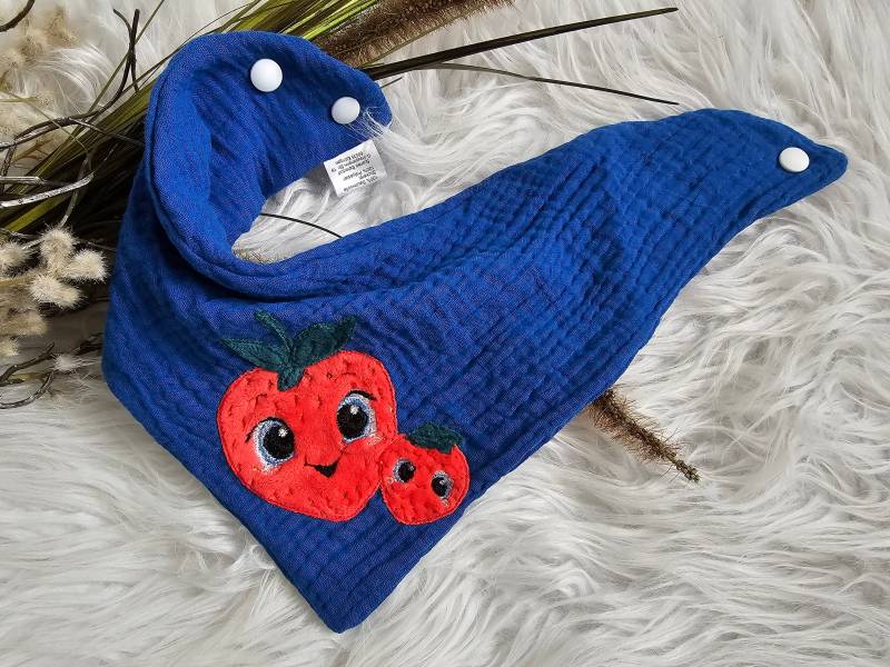 Handmade Halstuch Mit Kuscheligen Erdbeeren & Namen in Zwei Größen Verfügbar von ScaBaDesignArts