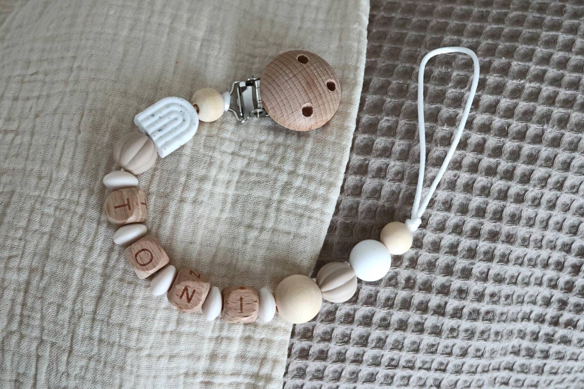 Schnullerkette Personalisiert Mit Namen Beige Regenbogen von SchnulLIZ