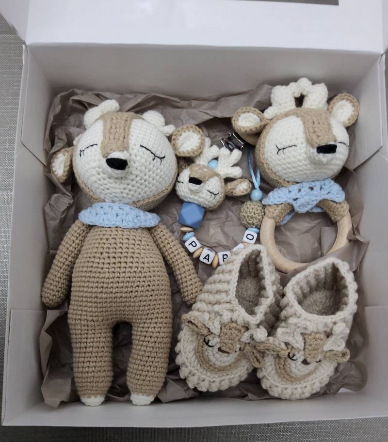 Baby Geschenkeset | Schnullerkette Mit Namen| Häkeltier Rehkitz| Greifring Babyschuhe Babypartygeschenke von SchnullerkettenHaSi