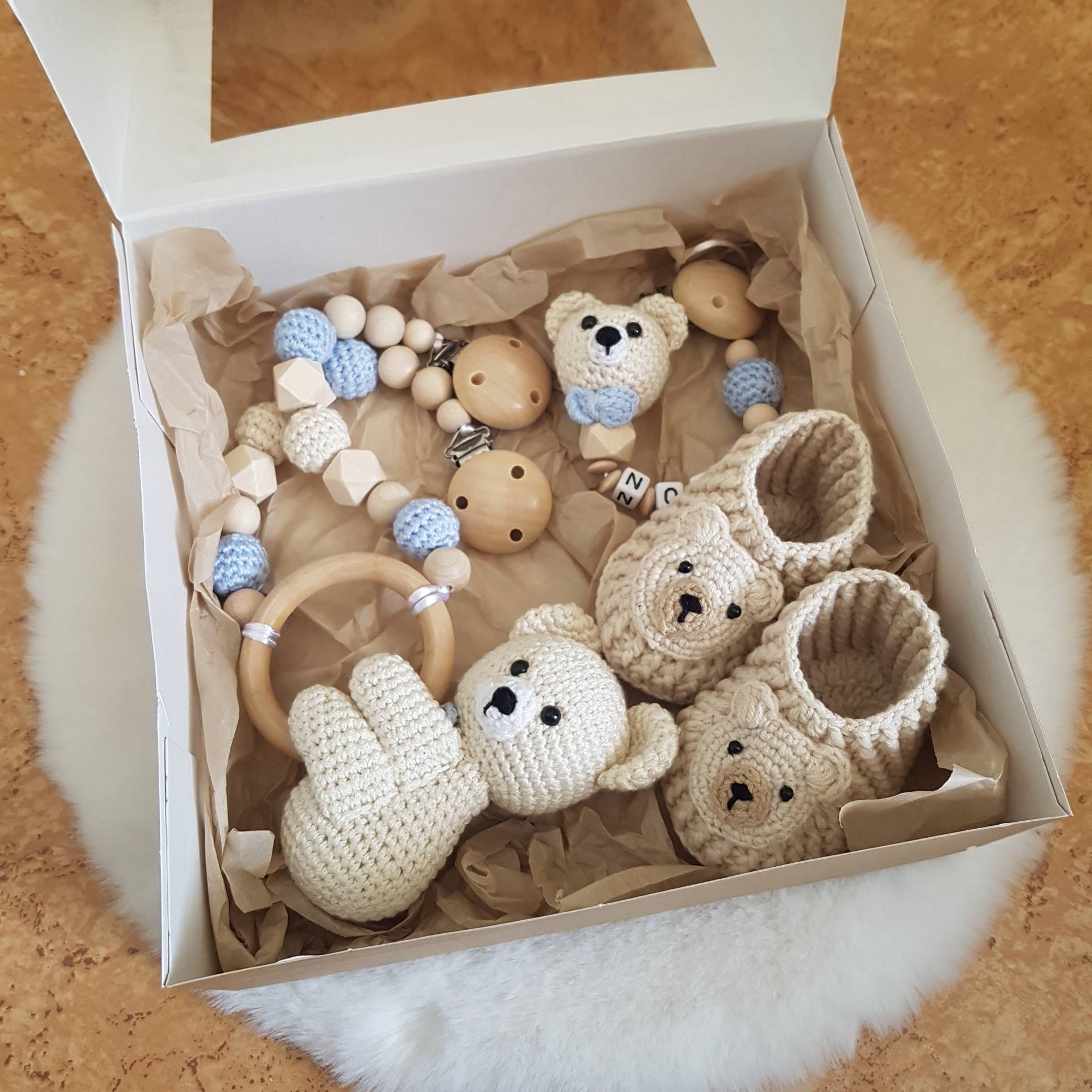 Babygeschenk Zur Geburt Bär, Kinderwagenkette, Schnullerkette Mit Namen, Babyhäkelschuhe von SchnullerkettenHaSi