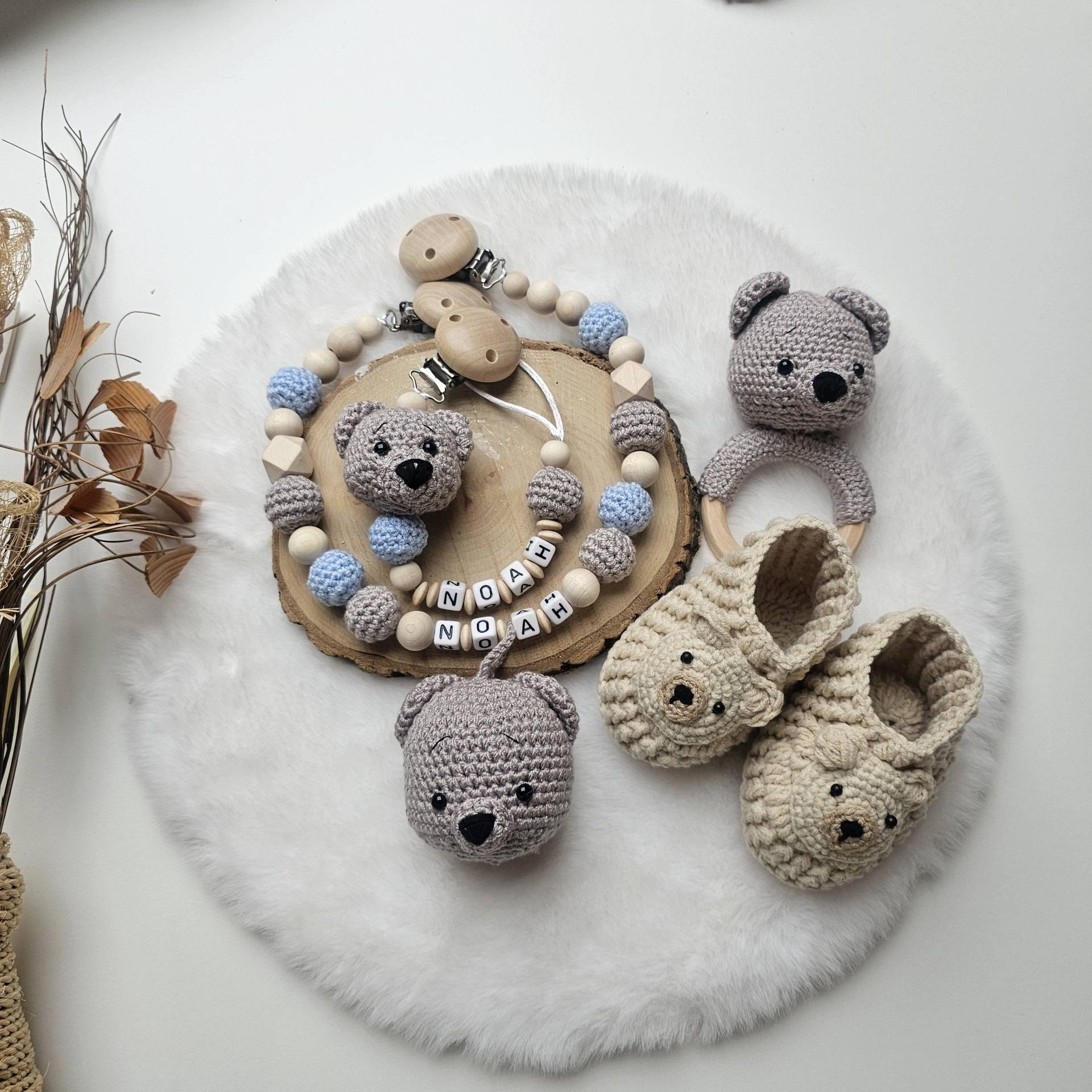 Babygeschenke Set| Schnullerkette Für Mädchen Und Junge|Kinderwagenkette|Greifring|Babyschuhe Bär|Personalisierte Kette von SchnullerkettenHaSi