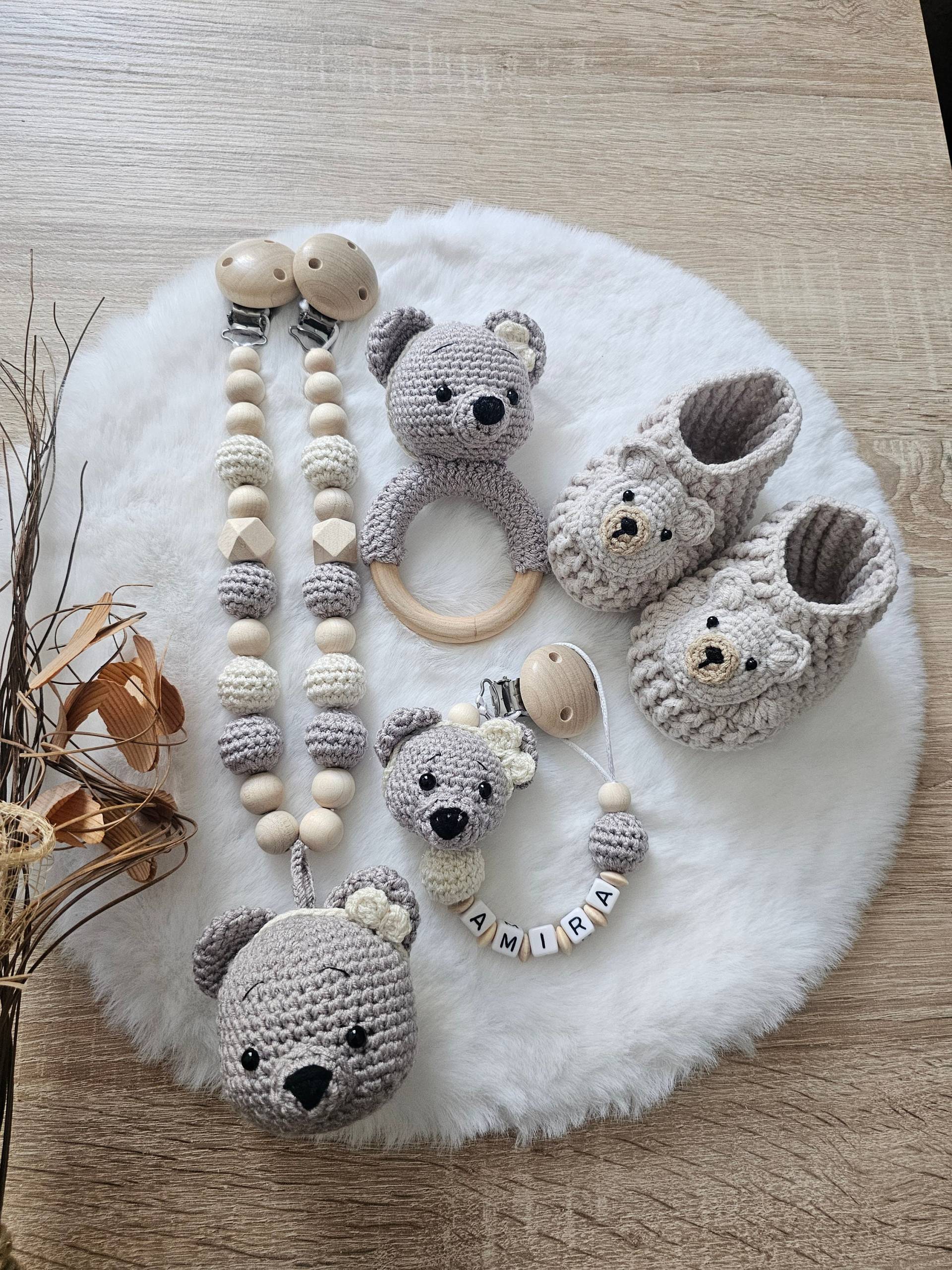 Babygeschenke Set| Schnullerkette|Kinderwagenkette|Greifring|Babyschuhe Bär|Personalisiert von SchnullerkettenHaSi