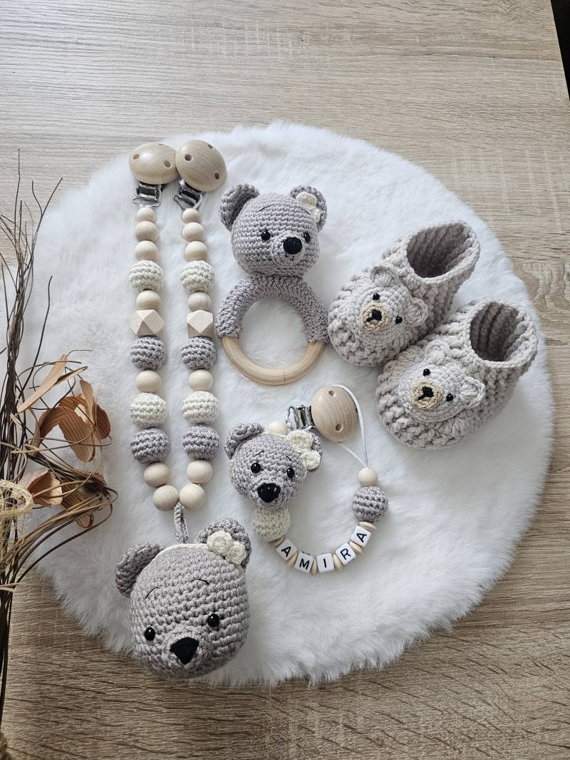 Babygeschenke Set| Schnullerkette|Kinderwagenkette|Greifring|Babyschuhe Bär|Personalisiert von SchnullerkettenHaSi