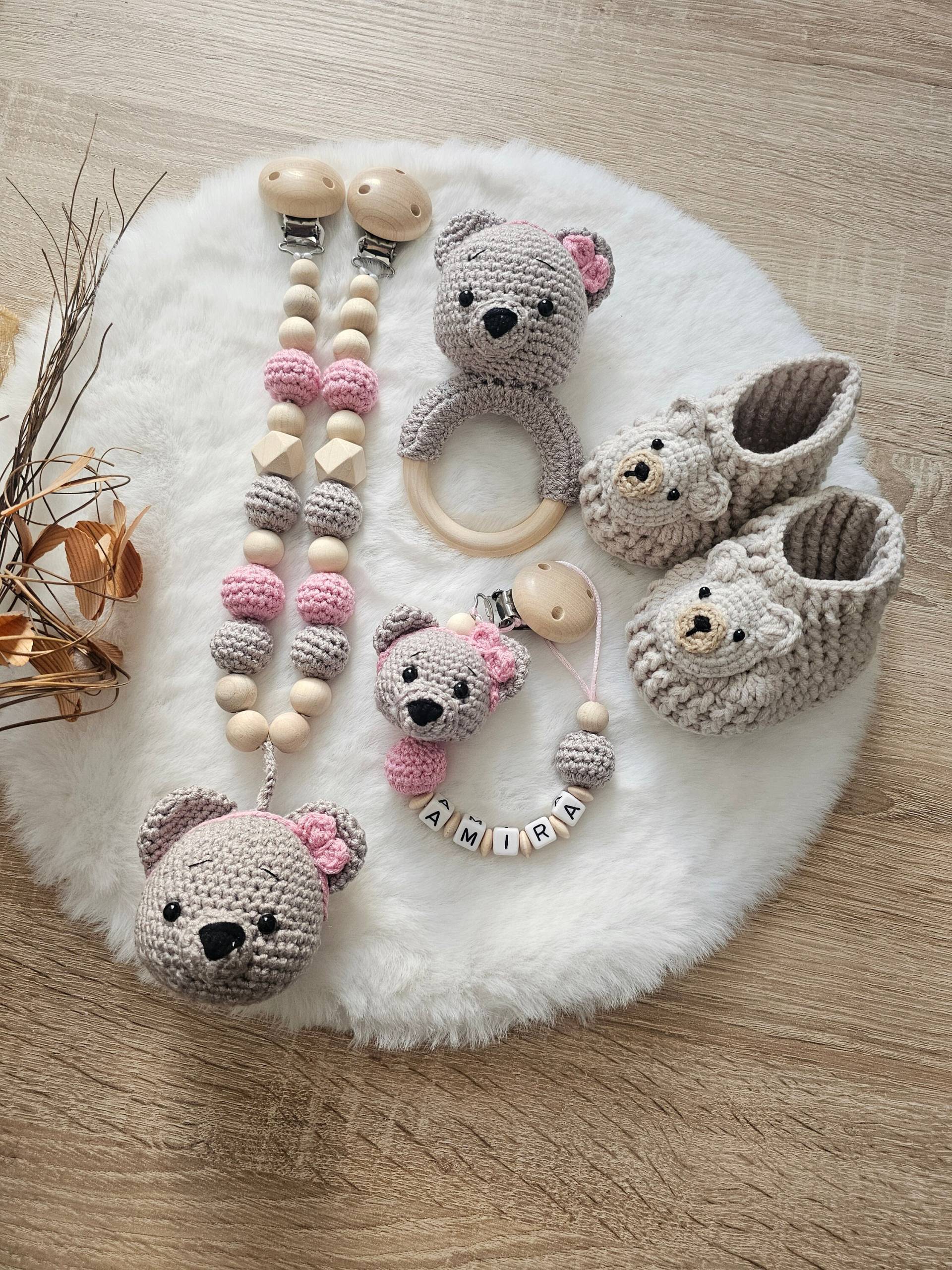 Babygeschenke Set| Schnullerkette|Kinderwagenkette|Greifring|Babyschuhe Bär|Personalisiert von SchnullerkettenHaSi