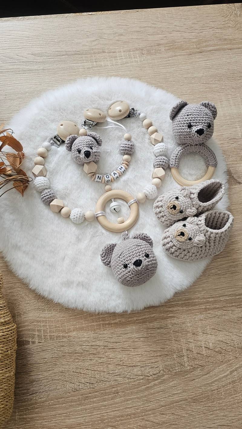 Babygeschenke Set| Schnullerkette|Kinderwagenkette|Greifring|Babyschuhe Bär|Personalisiert von SchnullerkettenHaSi