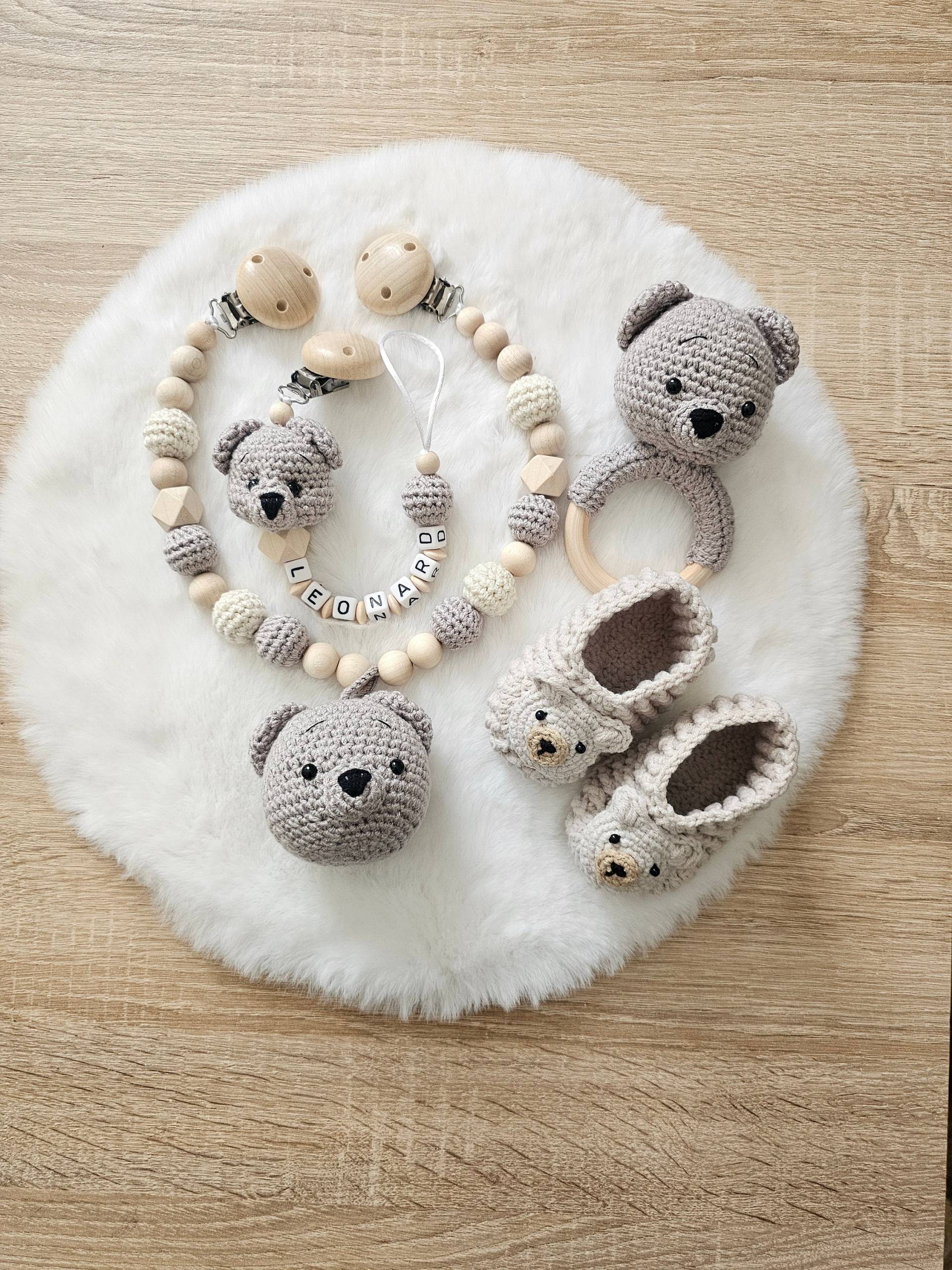 Babygeschenke Set| Schnullerkette|Kinderwagenkette|Greifring|Babyschuhe Bär|Personalisiert von SchnullerkettenHaSi