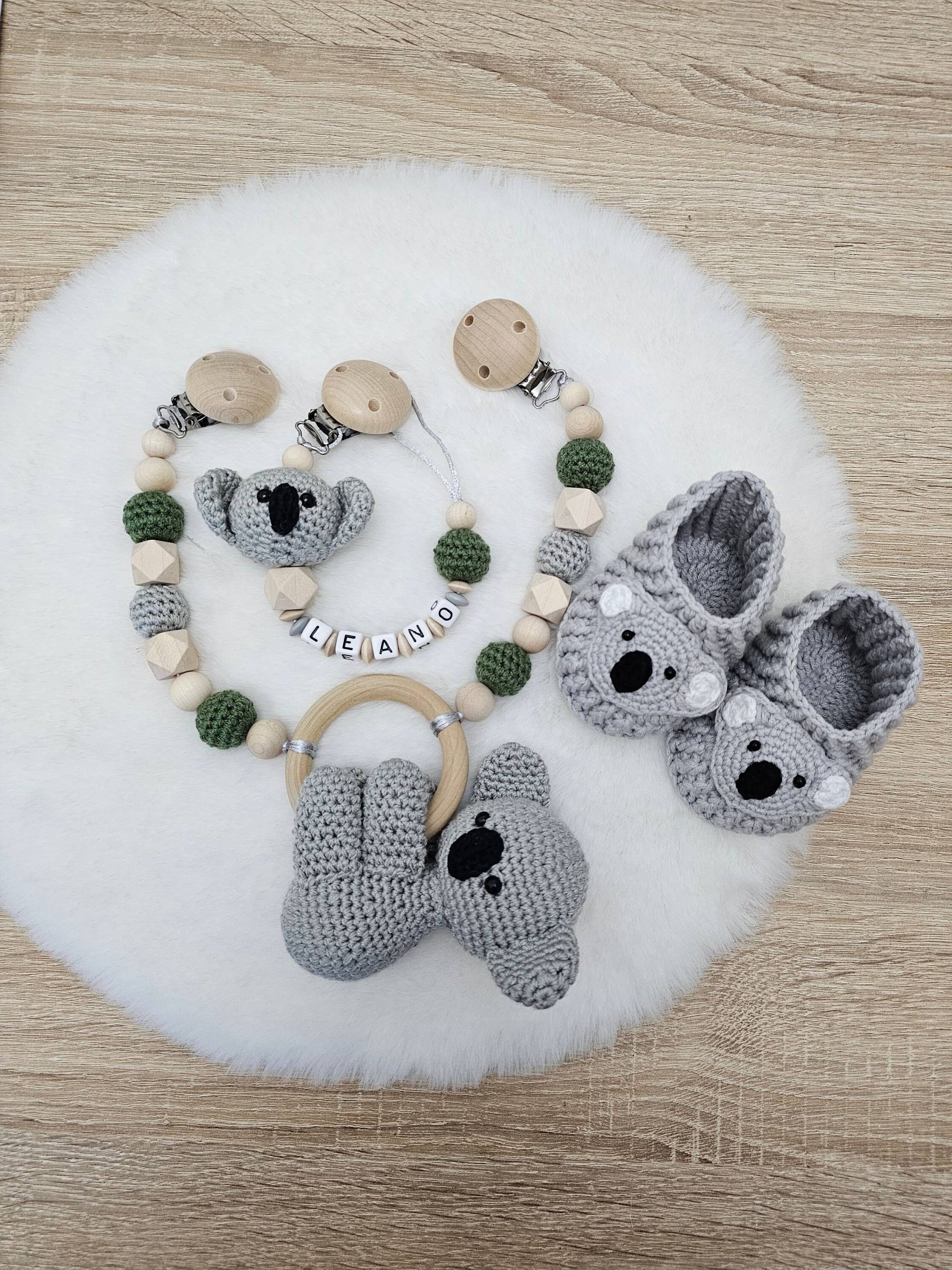 Babygeschenke Set Zur Geburt Koala |Kinderwagenkette|Schnullerkette Mit Namen|Babyhäkelschuhe von SchnullerkettenHaSi