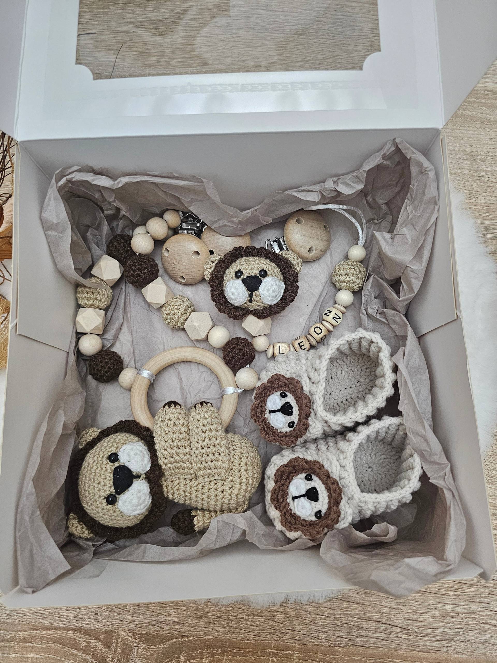 Babyggeschenke, Schnullerkette Mit Namen, Kinderwagenkette , Babyschuhe Löwe, Personalisierte Babygeschenke Set Im Geschenkbox von SchnullerkettenHaSi